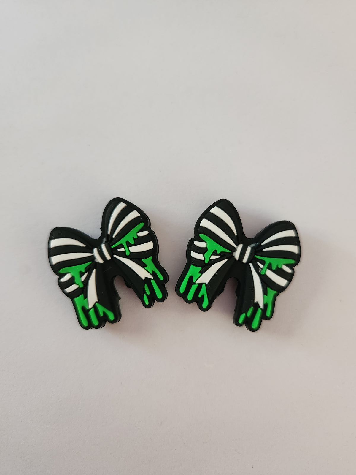 2D Silicone Focal- Green Drip Bow